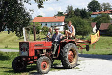 Traktor fahren auf dem Ferienhof
